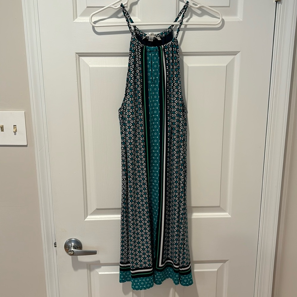 Sleeveless dress that’s a little stretchy. Teal, green and white colors. Size L